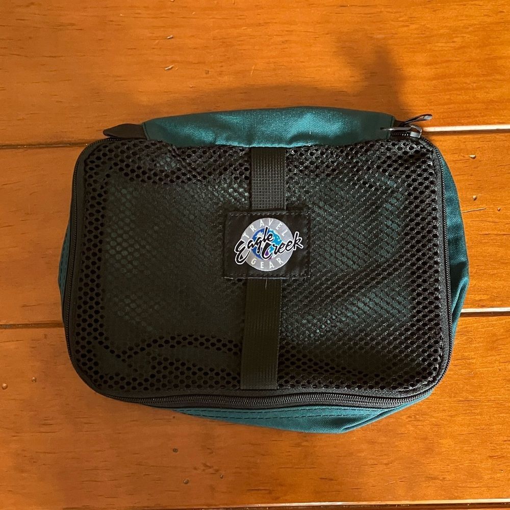 Green and Black Eagle Creek Packing Bag